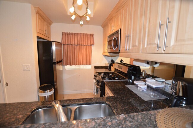 Building Photo - 230 E Flamingo Rd