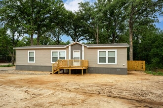 Building Photo - 204 Wild Flower Dr