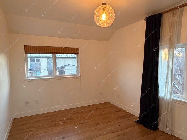 Building Photo - Find a piece of serenity in Historic Old Bend! (Unfurnished)