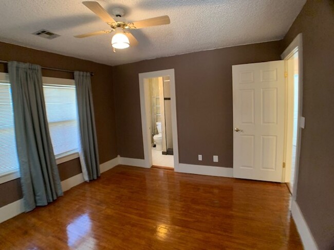 Building Photo - Move -in Special: Historical 4 Bedroom Nea...