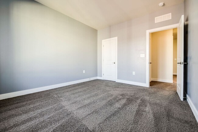 Building Photo - Updated 3br/2.5ba Condo Townhome Alexandria Walk to Metro