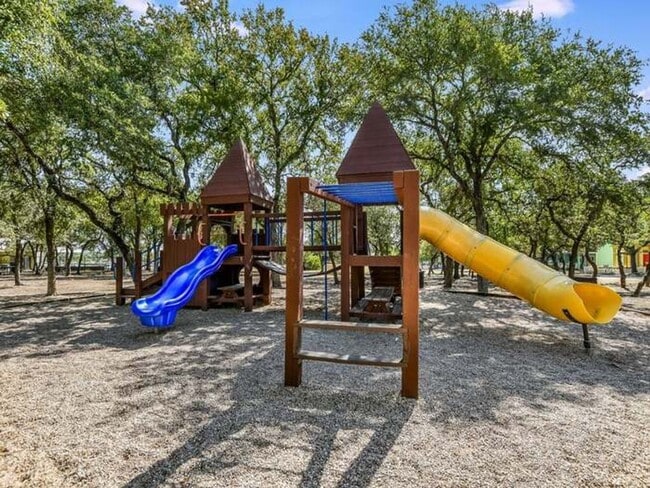 Building Photo - Enchanting 4 Bedroom home located in Plum Creek!