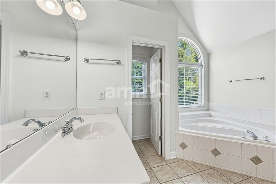 Building Photo - 4030 Belle Meade Cir