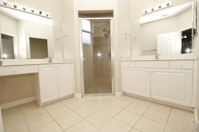 Building Photo - 523 Gardendale Cir SE