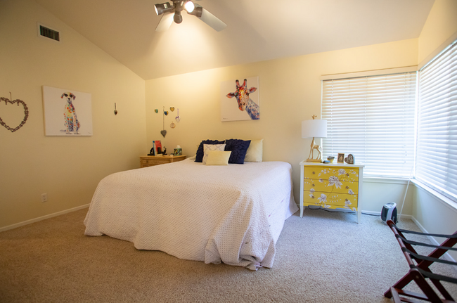 Building Photo - Janin Acers - Pool - Pet Friendly - FURNISHED