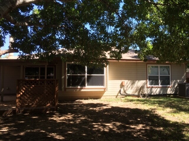 Building Photo - 2601 Cedar Ln