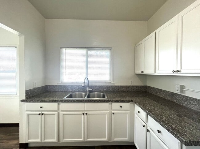Building Photo - 1 bed, 1 bath located in Corona!