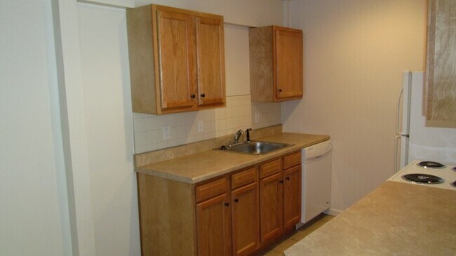 Building Photo - Available June 21!!