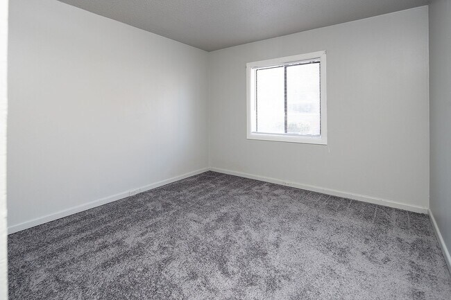 Building Photo - Spacious, affordable two bedroom townhouse just minutes from shopping and dining in Gastonia!