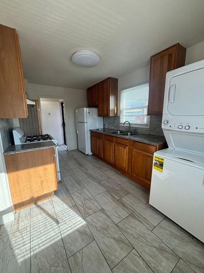 Building Photo - 6614 Bancroft Ave