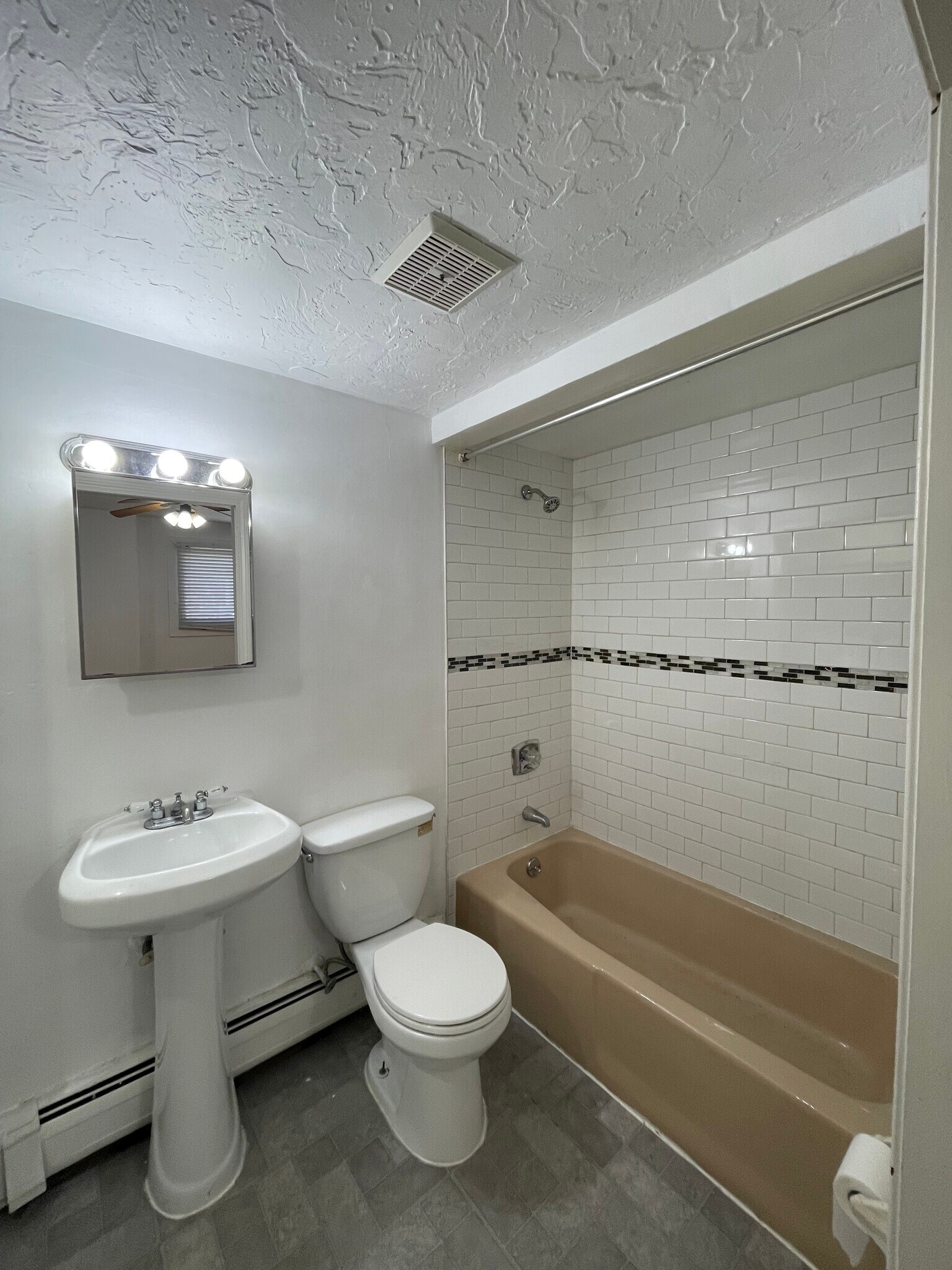 Building Photo - 195 Maverick St