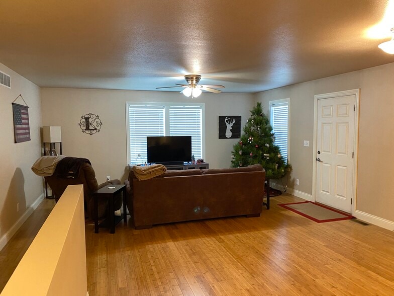 Open floor plan from entrance - 109 Scenic Dr