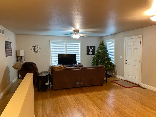Open floor plan from entrance - 109 Scenic Dr