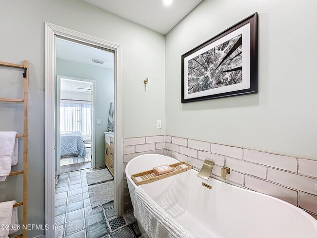 Building Photo - 2009 Seminole Rd