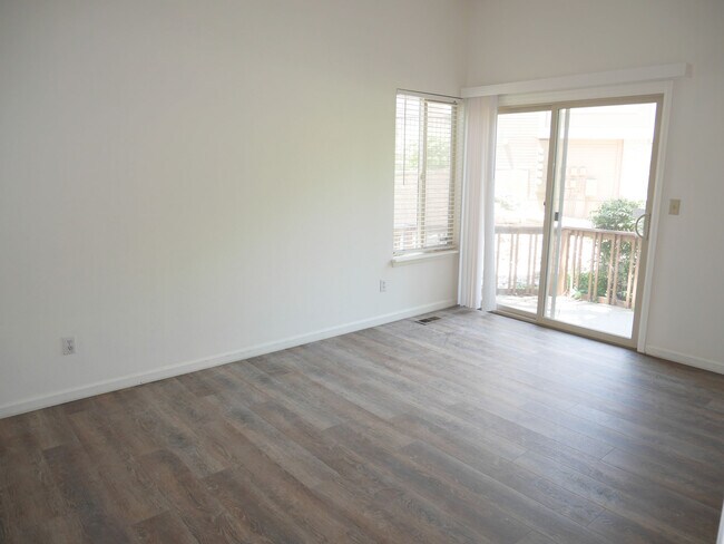 Building Photo - 5555 E Briarwood Ave
