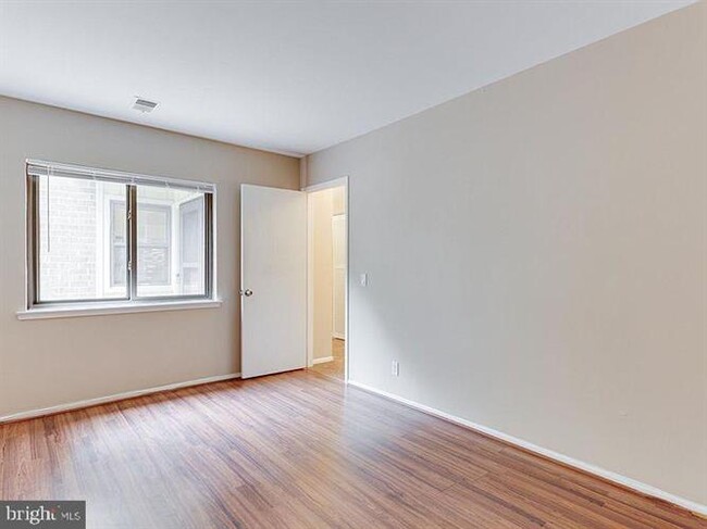 Building Photo - 2621 Glengyle Dr