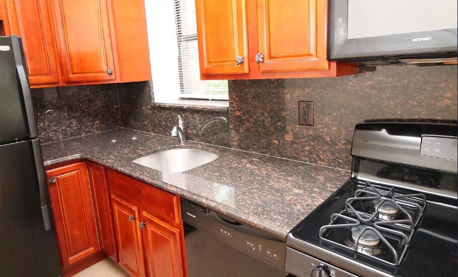 Building Photo - 215 Woodward St