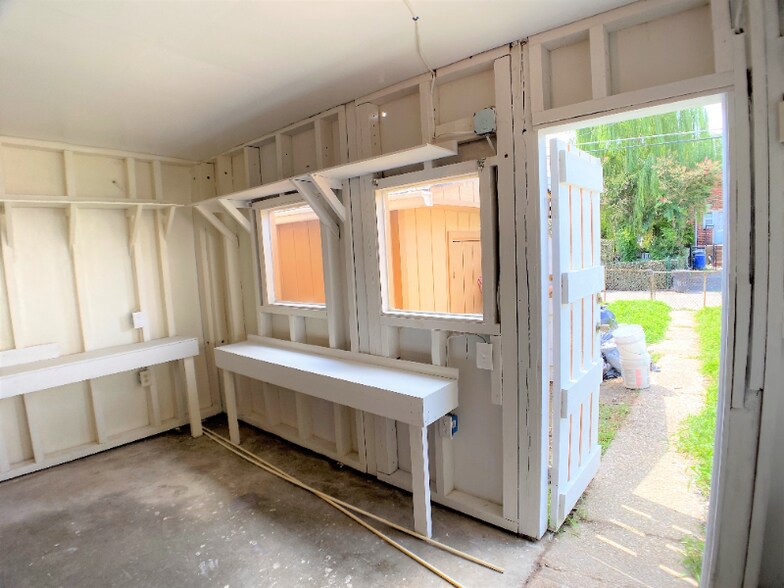 Building Photo - 2038 Kelmore Rd