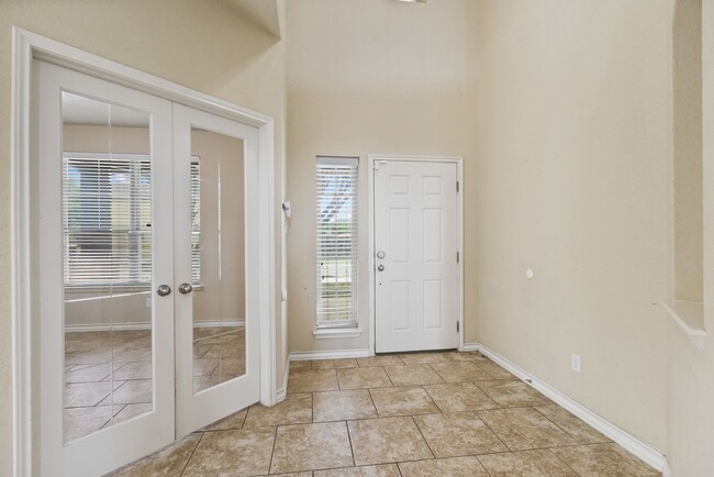 Building Photo - 5 Bedroom/3.5 Bath Saddle Creek Subdivision