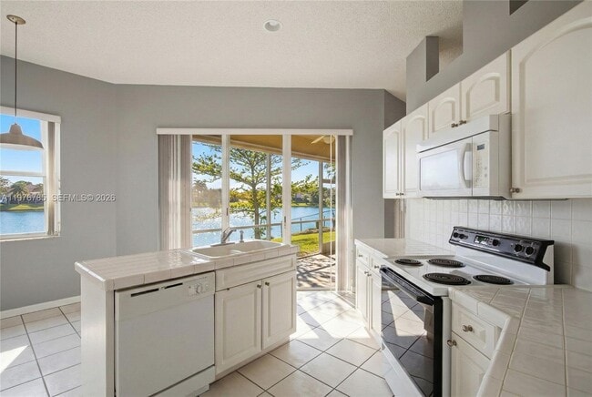 Building Photo - 575 SE 29th Dr