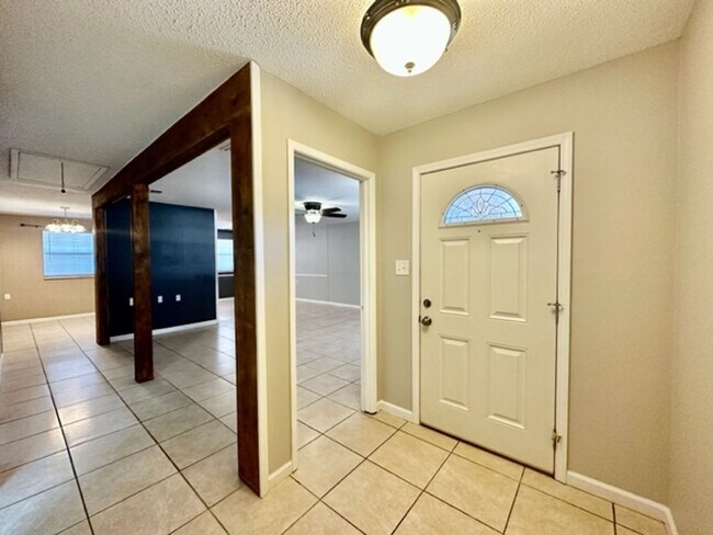 Building Photo - Spacious 3 Bedroom Duplex for Rent in Nice...