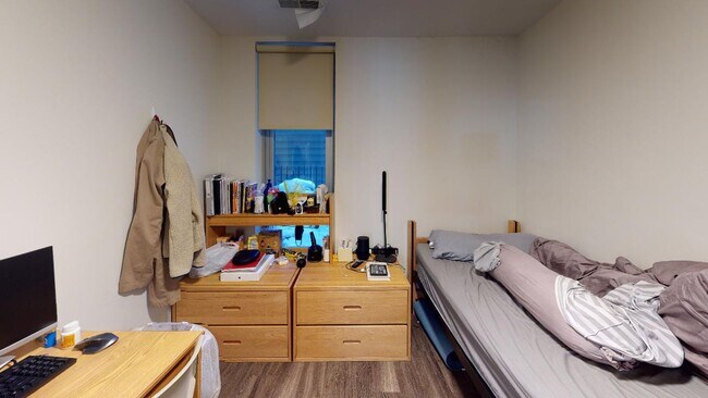 Building Photo - No Brokers Fee, 5 Bed. 2 Full Bathrooms in South End, Eat-in Kitchen, Big Bedrooms, Laundry on a ...