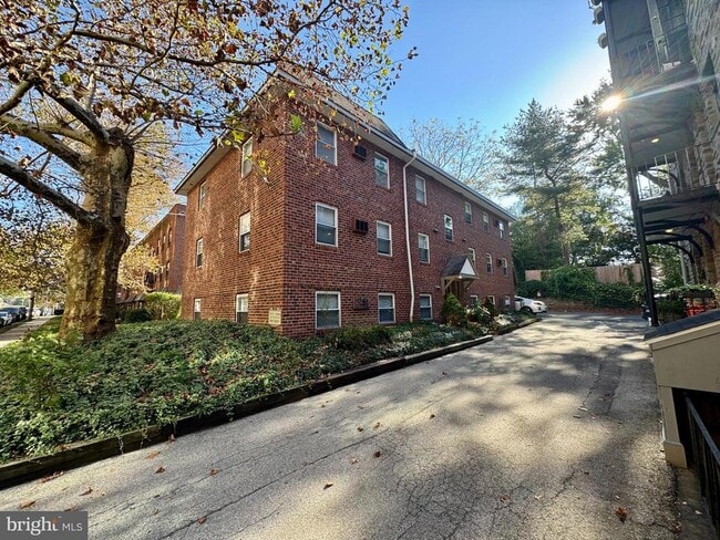 Building Photo - 200 W Evergreen Ave