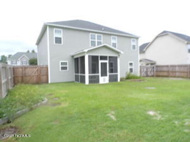 Building Photo - 4 Bedroom 2.5 Bathroom home located in Carolina Subdivision