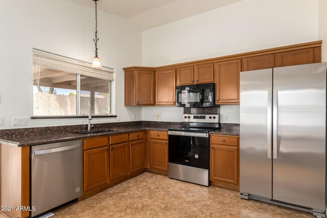 Building Photo - 4634 E Grovers Ave