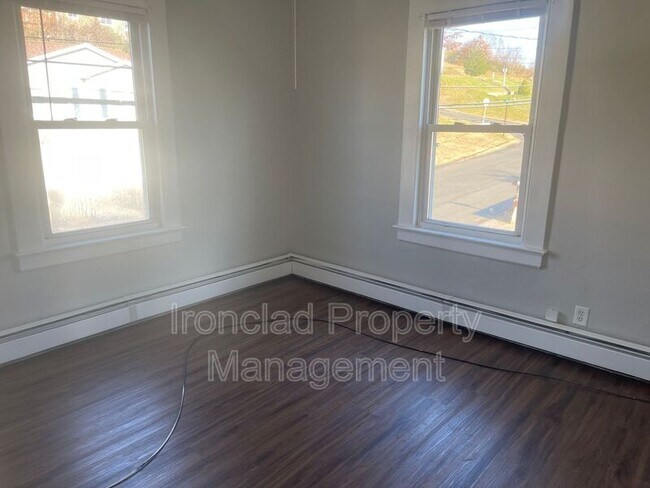 Building Photo - 27 Botsford St