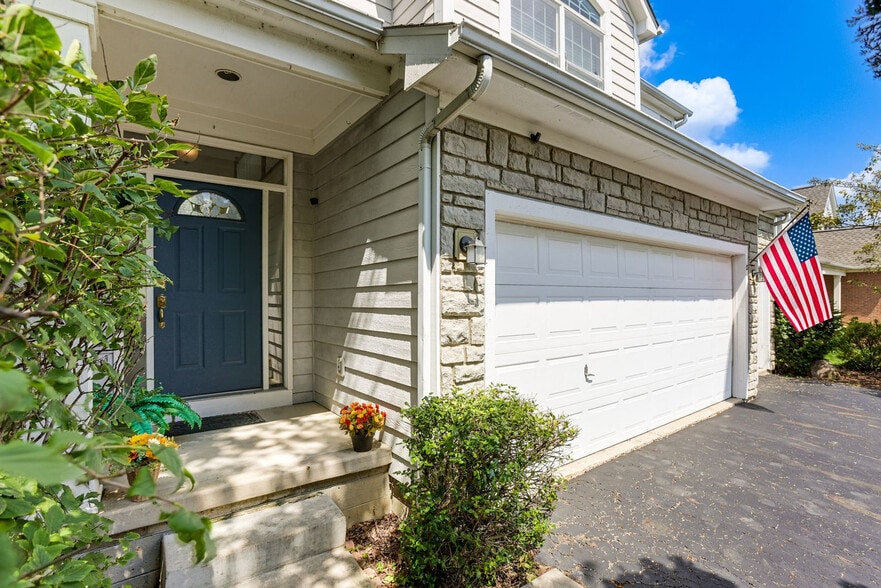 Building Photo - 5816 Lakeview Dr