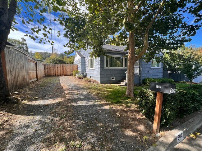 Building Photo - 509 Scenic Dr