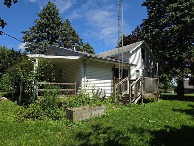 Building Photo - 3 bedroom home Eau Claire
