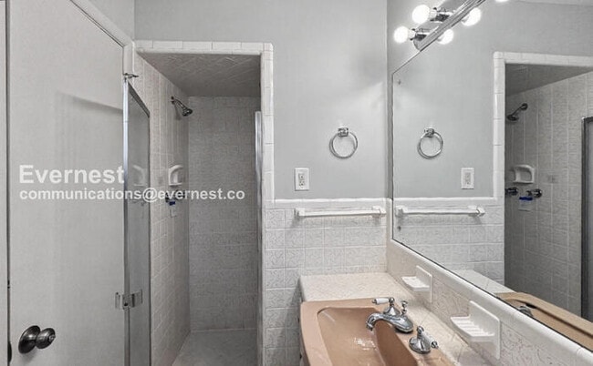 Building Photo - 2 Bed, 2 Bath Home with Garage / Pet-Friendly / Vouchers Accepted / Available Now!