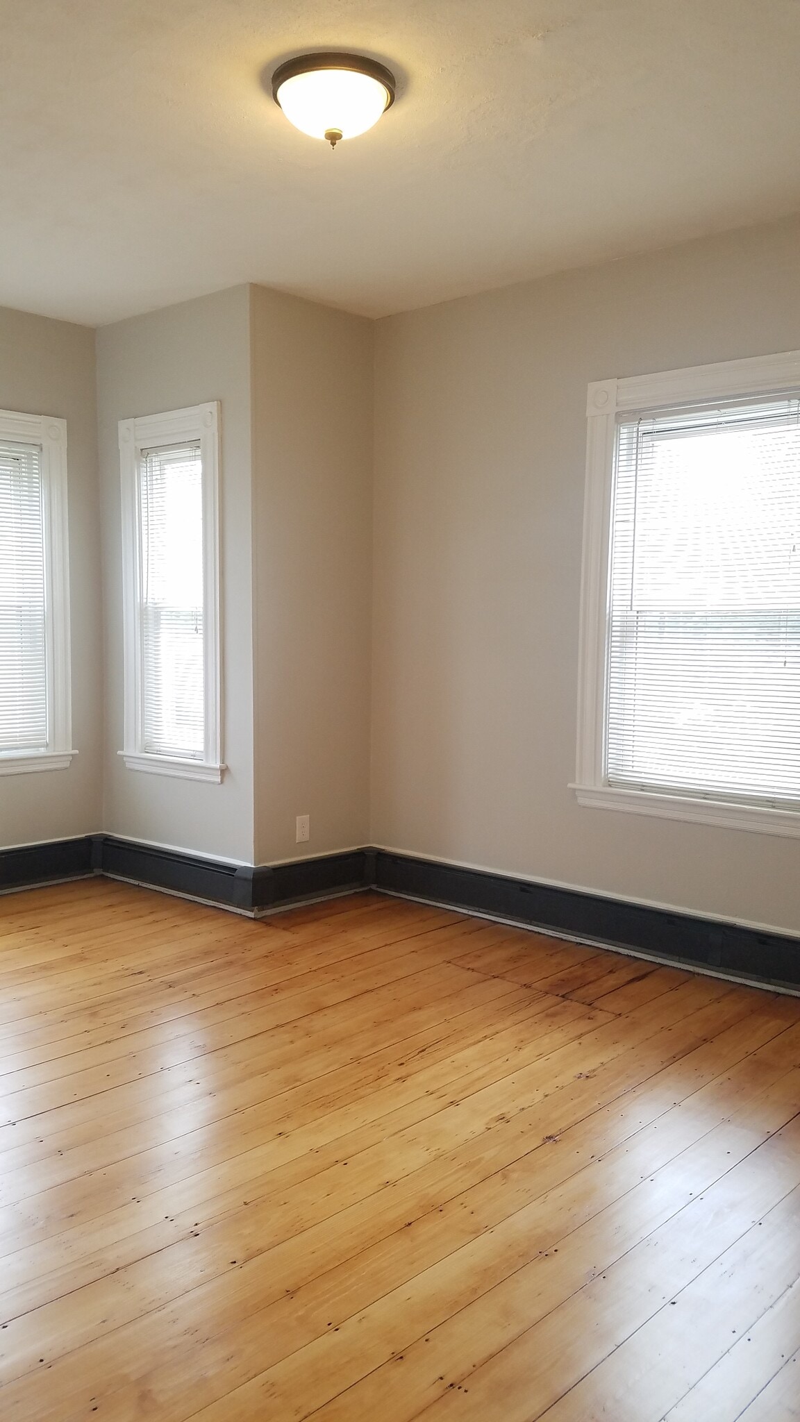 Available master bedroom - 573 Cambridge Street