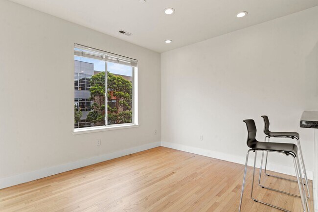 Building Photo - Lovely 2 Bed, 1.5 Bi-Level Hayes Valley Co...
