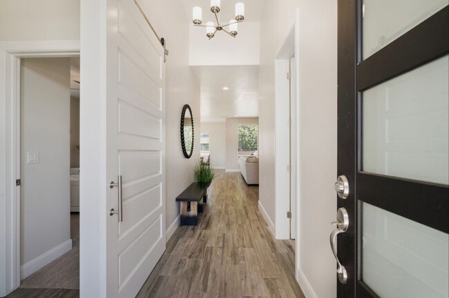 Building Photo - Luxurous 4 Bedroom Golf Course Home