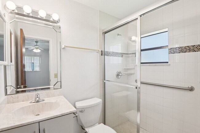 Building Photo - 4704 Queen Palm Dr
