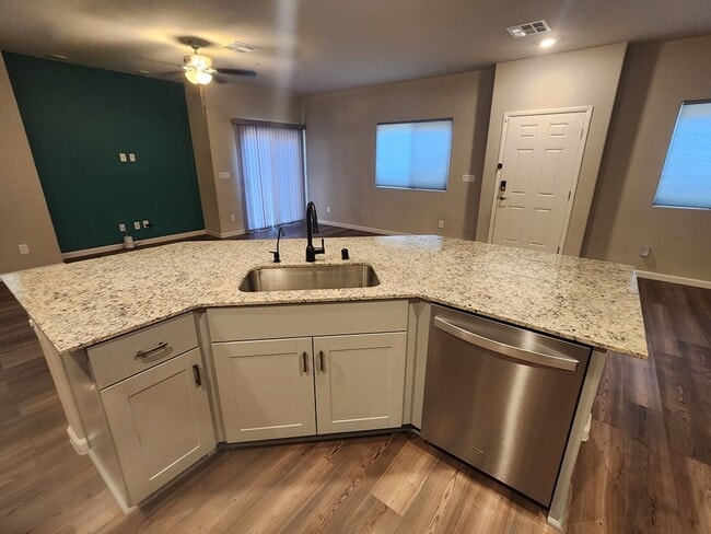 Building Photo - 3 bedroom/ 2 bath condo in gated community