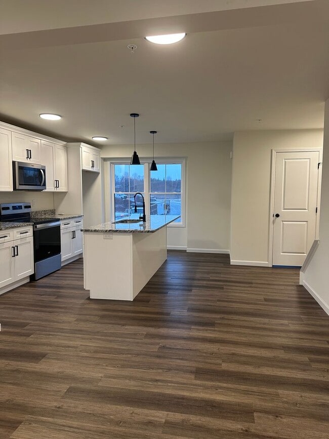 Building Photo - Beautiful Townhouse Available in York