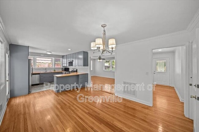 Building Photo - 304 Robin Hood Rd