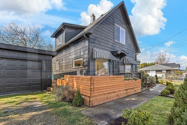 Building Photo - Two-story Old Craftsman House in Tacoma!