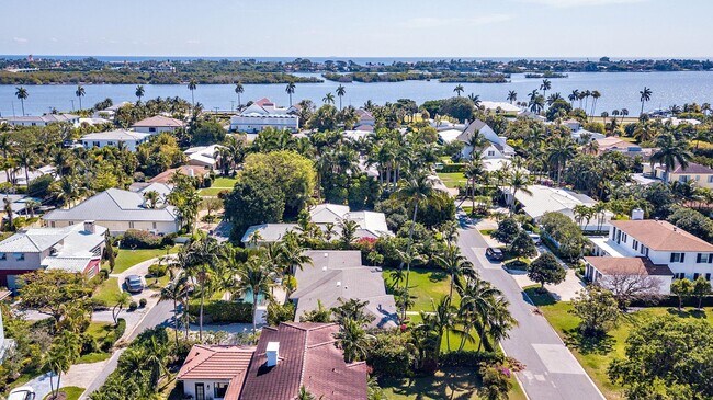 Building Photo - 225 Russlyn Dr