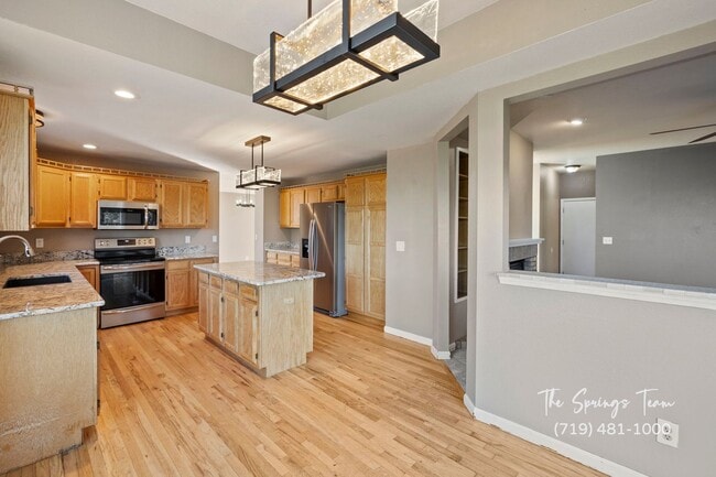 Building Photo - SPECTACULARLY HUGE 6BD HOME with PANORAMIC MOUNTAIN VIEWS - Security Deposit Waiver Available