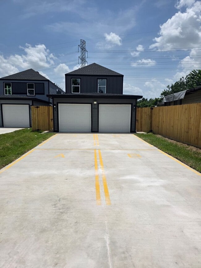 Building Photo - ? Stunning Duplex with Garage & Modern Fin...
