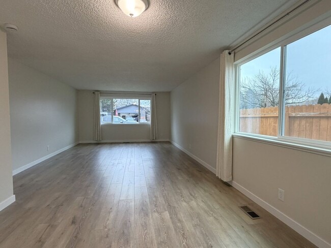 Building Photo - Beautiful 4 bed 2 bath home in Boise just off E Bergeson St