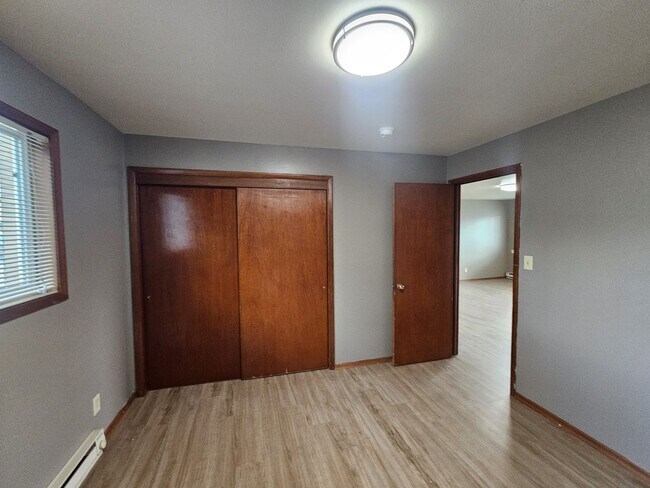 Building Photo - Great 2 Bedroom Apartment just Blocks from Eastern