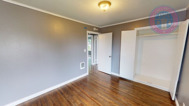 Building Photo - Oregon City - Three Bedroom Bungalow, Comp...