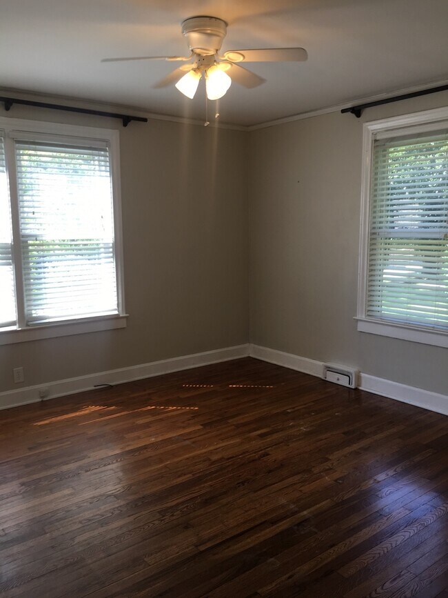 Building Photo - Adorable 2 bedroom, 1 bath home with an upstairs apartment!
