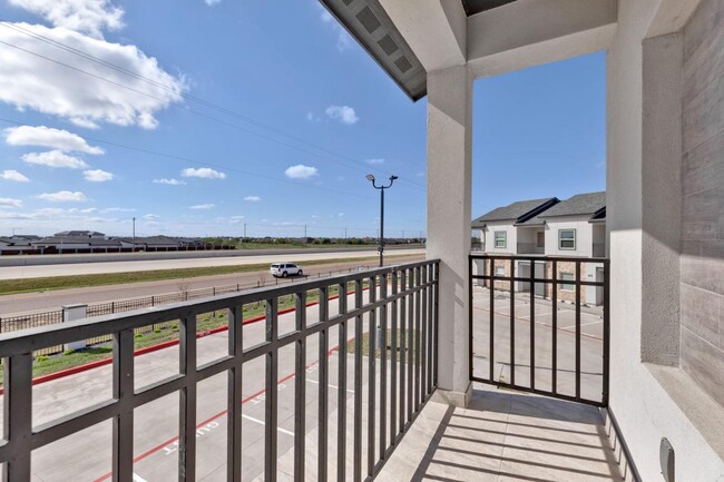 Building Photo - 651 FM511